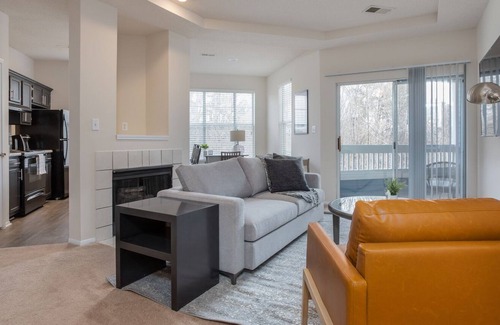 Woodland Hills Apartment | Modern Apartment in Prime Location (ID1735X20)