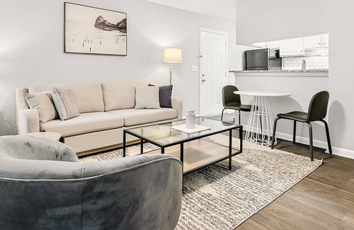 New Irving Park Apartment | Modern Apartment in Prime Location (ID6735X37)