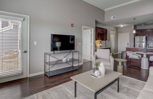 I-435 West KC-KS Apartment | Modern Apartment in Prime Location (ID9965X67)