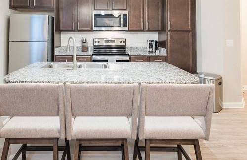League City Apartment | Modern Apartment in Prime Location (ID8759X16)