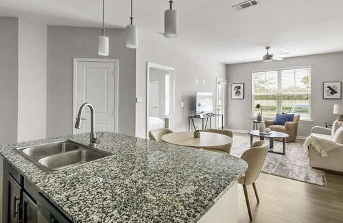 League City Apartment | Modern Apartment in Prime Location (ID1400X466)