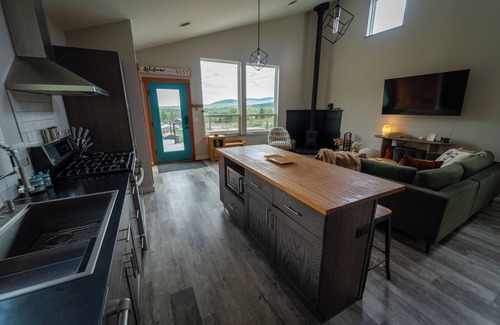 Livingston House | Modern Apartment in Livingston with Bird’s Eye View of 3 Mountain Ranges