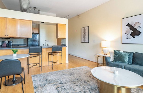 Petersburg Apartment | Modern Apartment in Prime Location (ID3847X50)