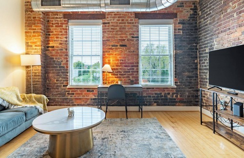 Petersburg Apartment | Modern Apartment in Prime Location (ID3847X50)