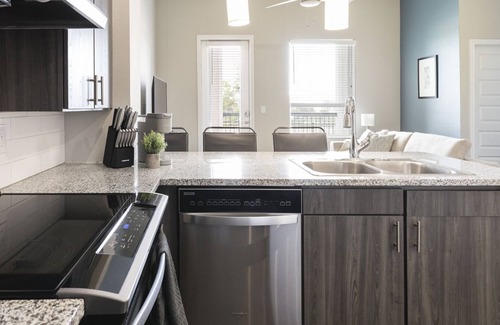 Stone Oak Apartment | Modern Apartment in Prime Location (ID7297)
