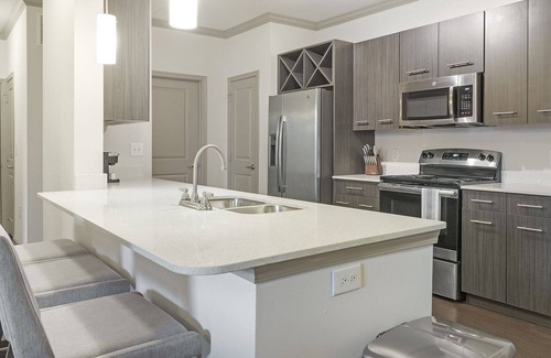 Wetmore Apartment | Modern Apartment in Prime Location (ID9376X25)