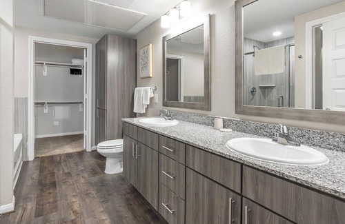 Stone Oak Apartment | Modern Apartment in Prime Location (ID7253X29)