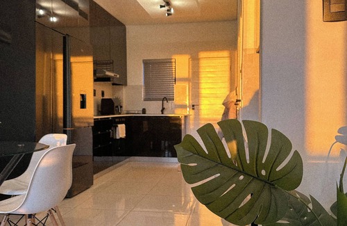 Flamingo Vlei Apartment | Modern Apartment in Blouberg. Table Mountain and Sea views | AVINA @ Blouberg