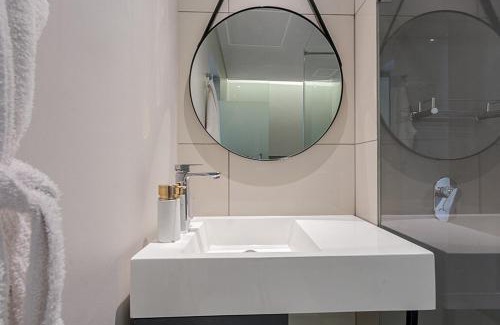 Sandown Apartment | Modern Apartment in 5 Star hotel, Backup Power and Water