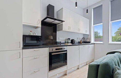 Mapperley Condo | Modern Apartment| King Bed| Free Parking |Suite 6