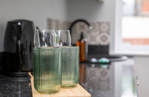 Mapperley Condo | Modern Apartment| King Bed| Free Parking |Suite 6