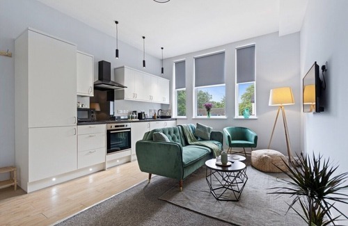 Mapperley Condo | Modern Apartment| King Bed| Free Parking |Suite 6