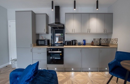 Mapperley Condo | Modern Apartment |King Bed |Free Parking Suite 2