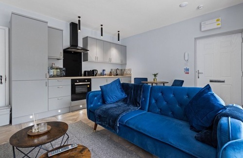 Mapperley Condo | Modern Apartment |King Bed |Free Parking Suite 2