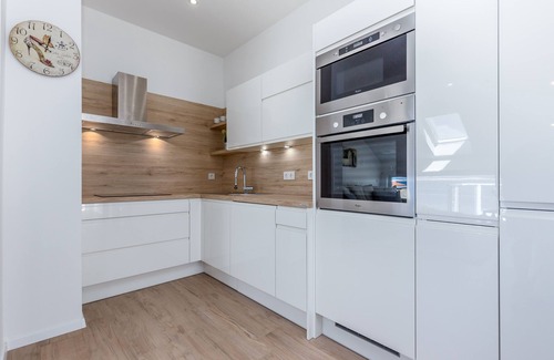 Crikvenica Apartment | Modern apartment near sandy beach with SAT/TV, WIFI