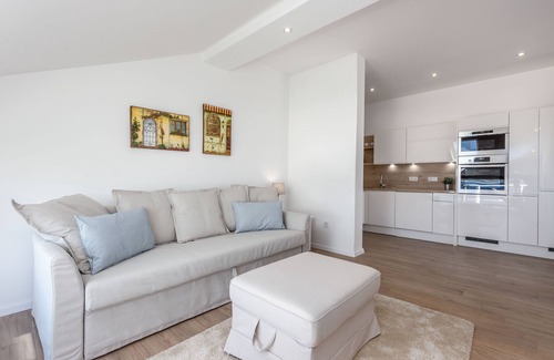 Crikvenica Apartment | Modern apartment near sandy beach with SAT/TV, WIFI