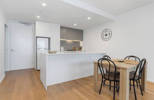 Geelong Apartment | Modern Apartment near Hospital, Geelong