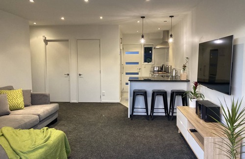 Greenlane - Ellerslie House | Modern apartment near vibrant Ellerslie village/train station. Central Auckland