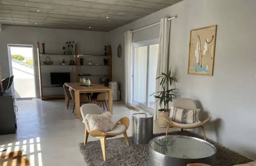 Sandbaai Apartment | Modern apartment near the beach