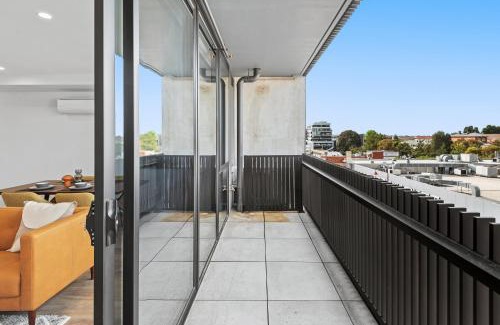 Heidelberg Apartment | Modern Apartment on Burgundy precinct & Parklands