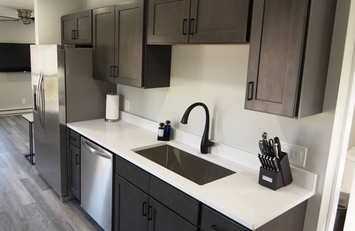 Burdett Apartment | Modern Apartment Overlooking Waterfalls