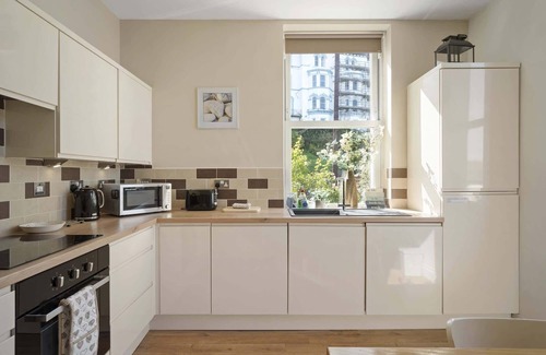 Westward Ho Apartment | Modern Apartment, Private Parking, Walk to Beach!