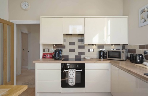 Westward Ho Apartment | Modern Apartment, Private Parking, Walk to Beach!
