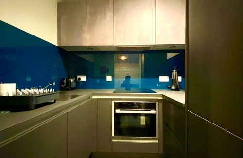 Poole Apartment | Modern Apartment -Parking & WiFi