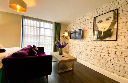 Poole Apartment | Modern Apartment -Parking & WiFi