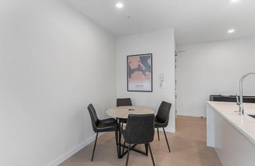 Newton Apartment | Modern Apartment & Parking - Central & Quite