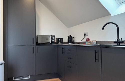 Brympton Apartment | Modern Apartment. Peaceful & Secure, Private Parking, Beautiful Surroundings