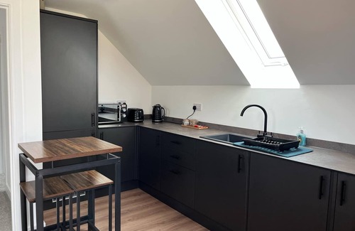Brympton Apartment | Modern Apartment. Peaceful & Secure, Private Parking, Beautiful Surroundings