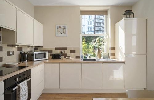 Westward Ho Apartment | Modern Apartment Private Parking Walk to Beach