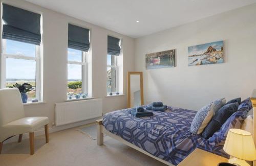 Westward Ho Apartment | Modern Apartment Private Parking Walk to Beach