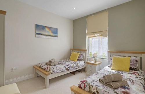 Westward Ho Apartment | Modern Apartment Private Parking Walk to Beach