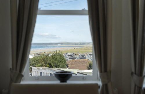 Westward Ho Apartment | Modern Apartment Private Parking Walk to Beach
