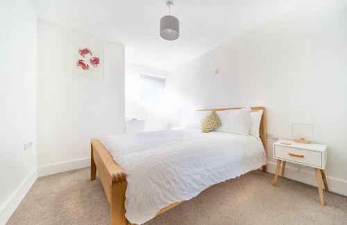 Lusty Glaze Apartment | Modern Apartment Sea Views Private Parking