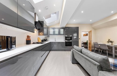 College Park and Old Oak Apartment | Modern Apartment Shepherd's Bush Near Westfield