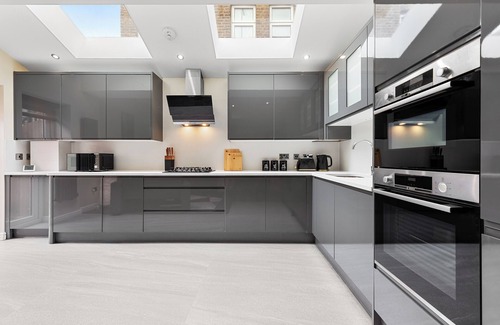 College Park and Old Oak Apartment | Modern Apartment Shepherd's Bush Near Westfield