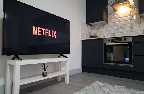 Desborough Apartment | Modern Apartment Sleeps up to 5