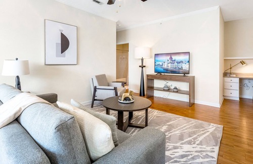 Mount Pleasant Apartment | Modern Apartment in Prime Location (ID8999X86)