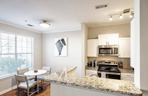 Mount Pleasant Apartment | Modern Apartment in Prime Location (ID8999X84)