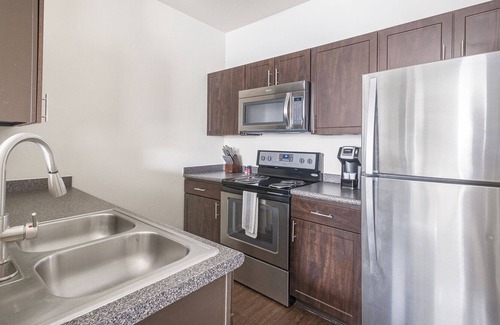 Alden Bridge Apartment | Modern Apartment in Prime Location (ID4771X00)