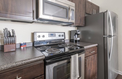 Alden Bridge Apartment | Modern Apartment in Prime Location (ID4771X00)