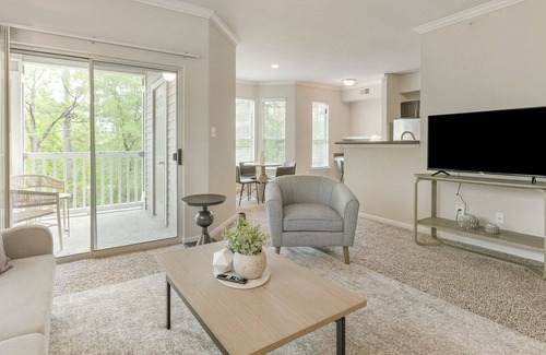 Alden Bridge Apartment | Modern Apartment in Prime Location (ID4543X82)