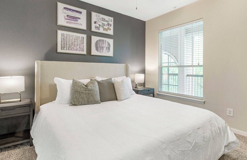 Alden Bridge Apartment | Modern Apartment in Prime Location (ID4543X82)
