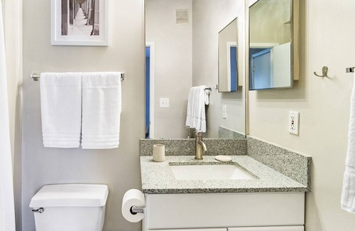 Crestline Heights Apartment | Modern Apartment in Prime Location (ID8796X21)