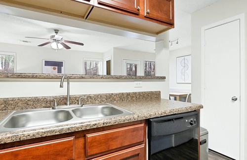 Winston - Salem Apartment | Modern Apartment in Prime Location (ID5612X36)