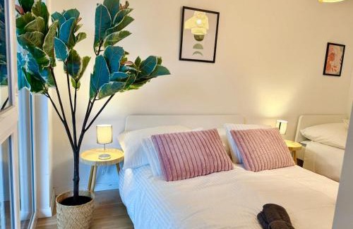 Wiener Neudorf Apartment | Modern Apartment with Balcony near SCS