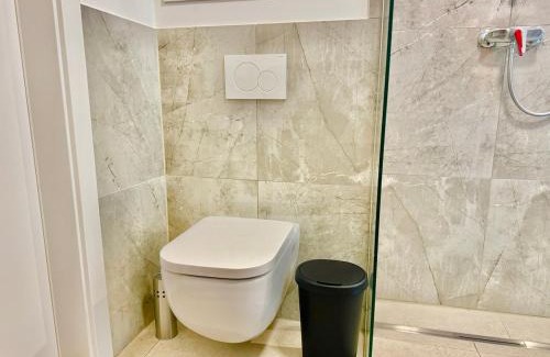 Wiener Neudorf Apartment | Modern Apartment with Balcony near SCS